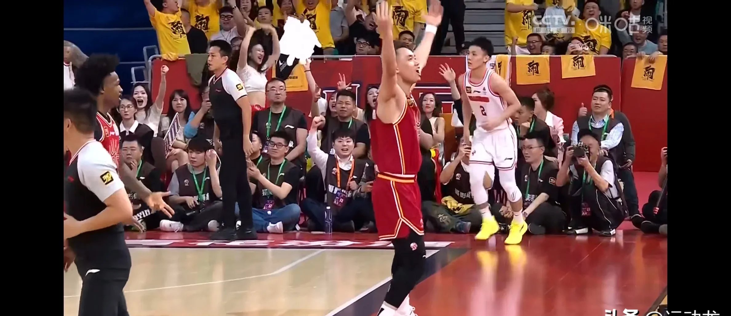 运动员击破记录，为观众带来精彩瞬间