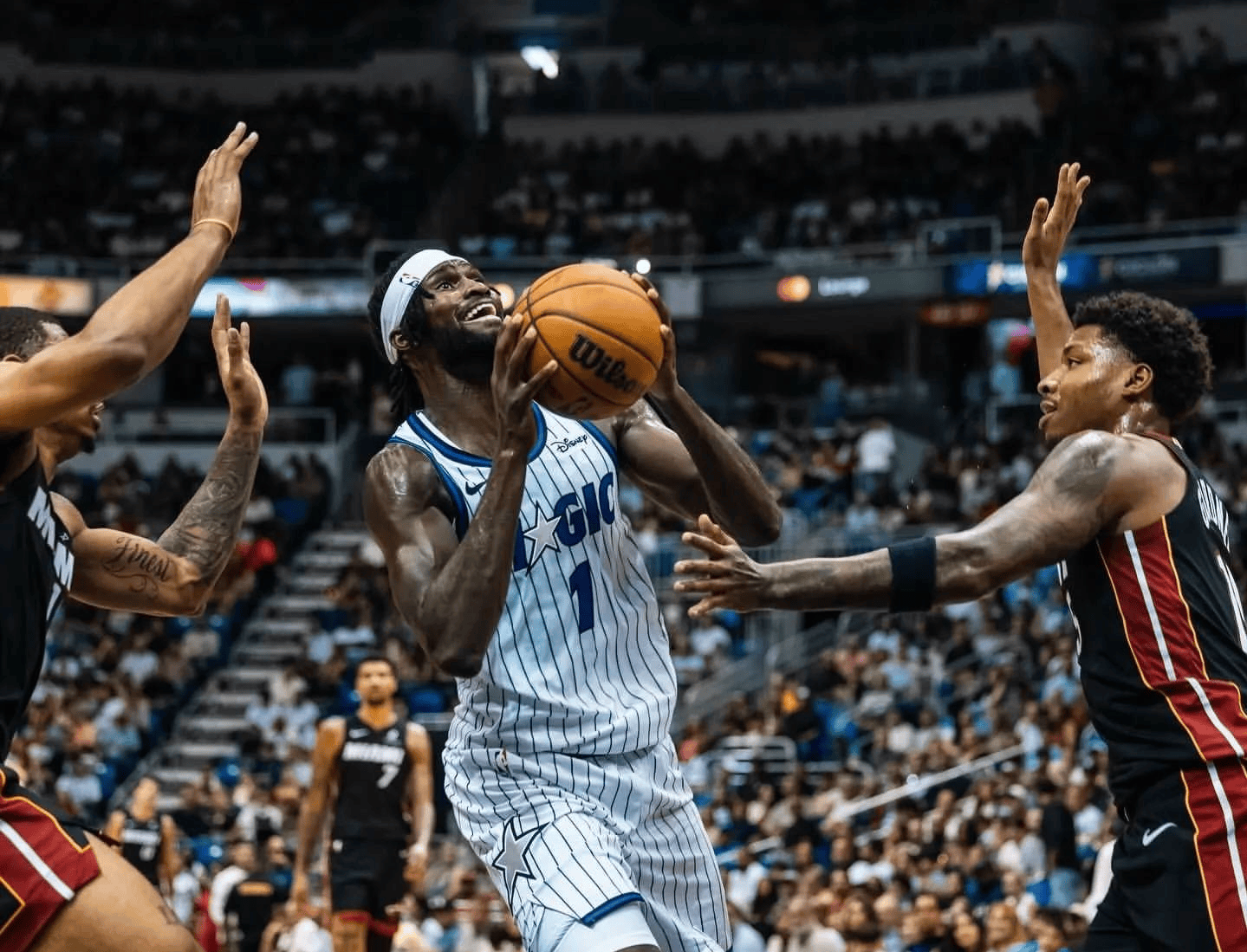 黄蜂主场击败森林狼，史密斯砍24分