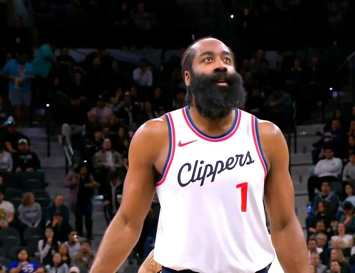 快船主场力克马刺，连胜达到六场