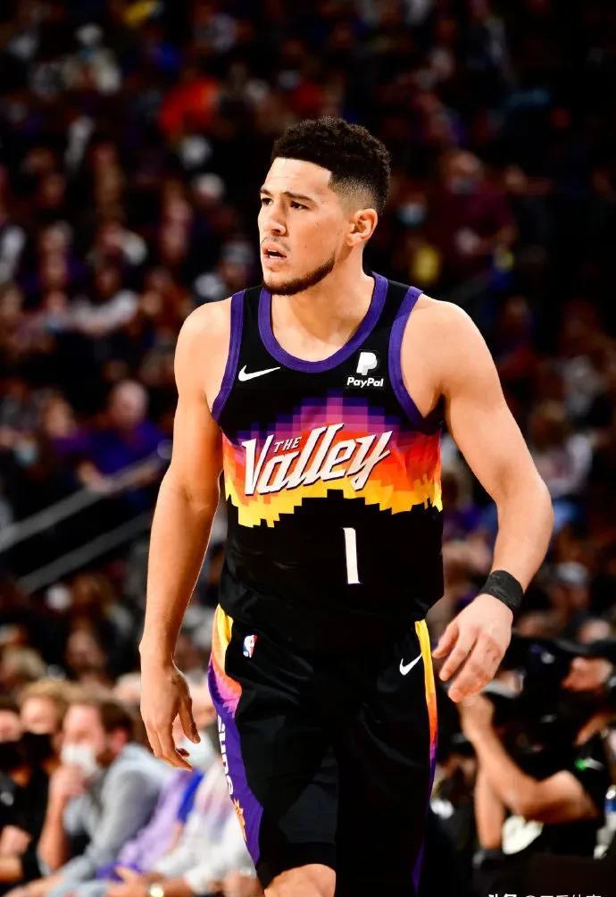 太阳客场擒篮网，布克砍下30分