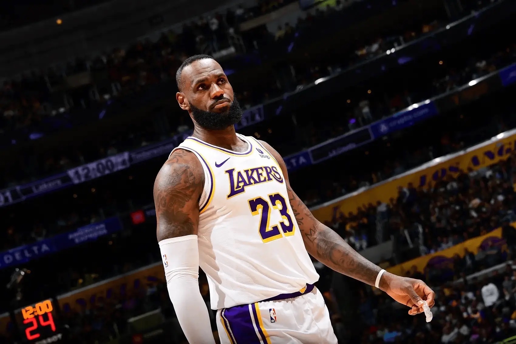 詹皇最后时刻压哨神奇!湖人擒下雷霆 詹皇最后时刻压哨神奇!湖人擒下雷霆